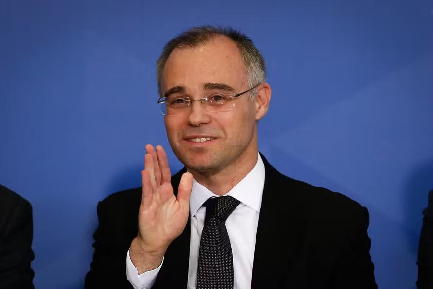 Conexões perigosas: STF trava dados de Vorcaro após nomes de Nikolas e Flávio Bolsonaro virem à tona