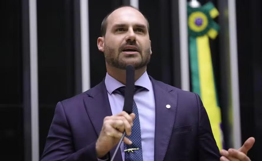 Moraes autoriza provas contra Eduardo Bolsonaro em processo da PF