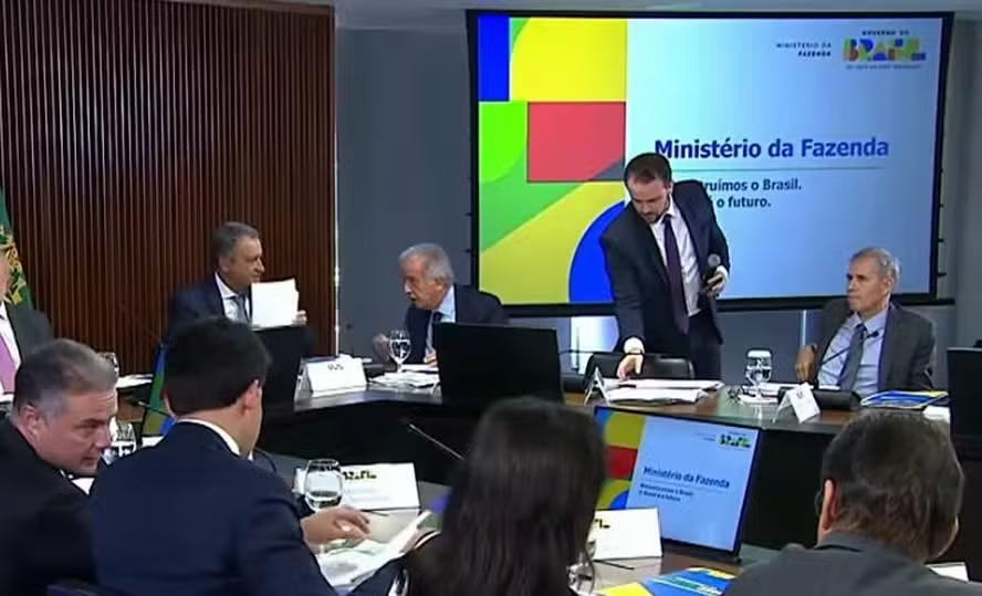 Crítica pública de Rui Costa a Sidônio expõe tensão na comunicação do governo Lula