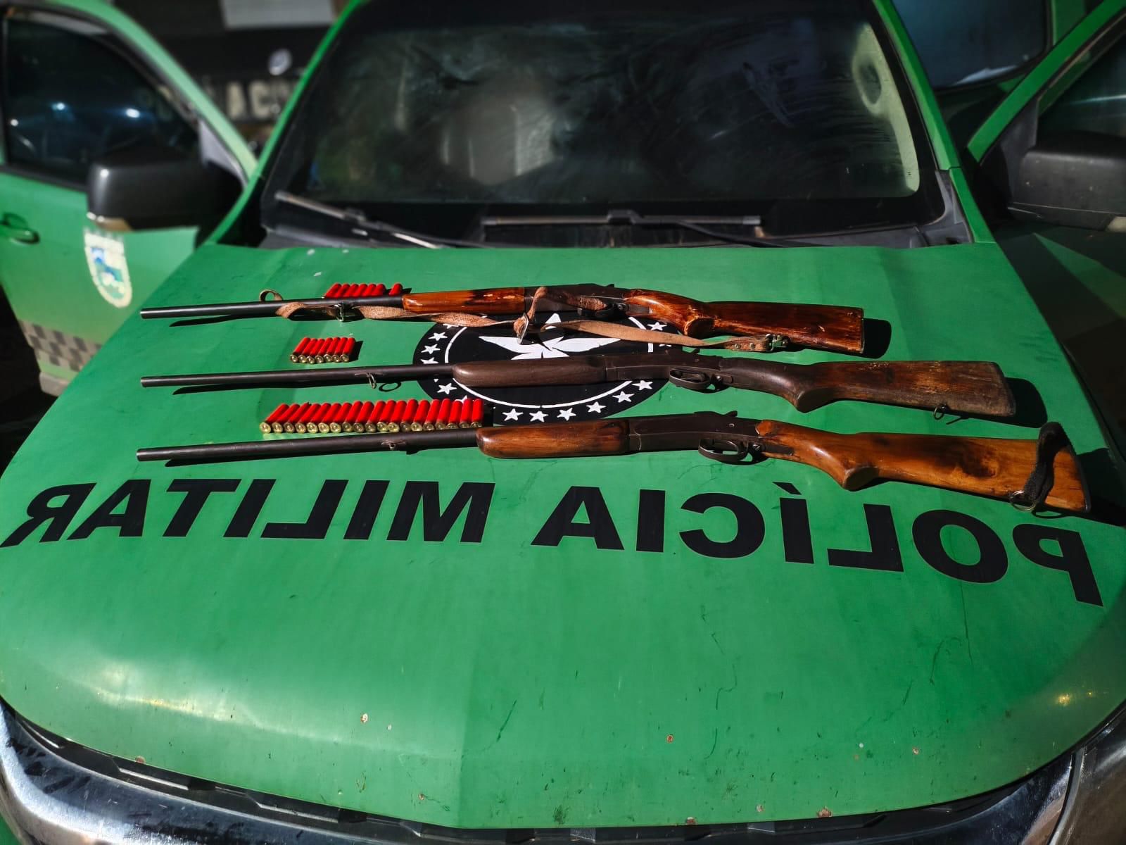 POLÍCIA MILITAR APREENDE TRÊS ESPINGARDAS E PRENDE SUSPEITOS DURANTE OPERAÇÃO EM SERINGUEIRAS