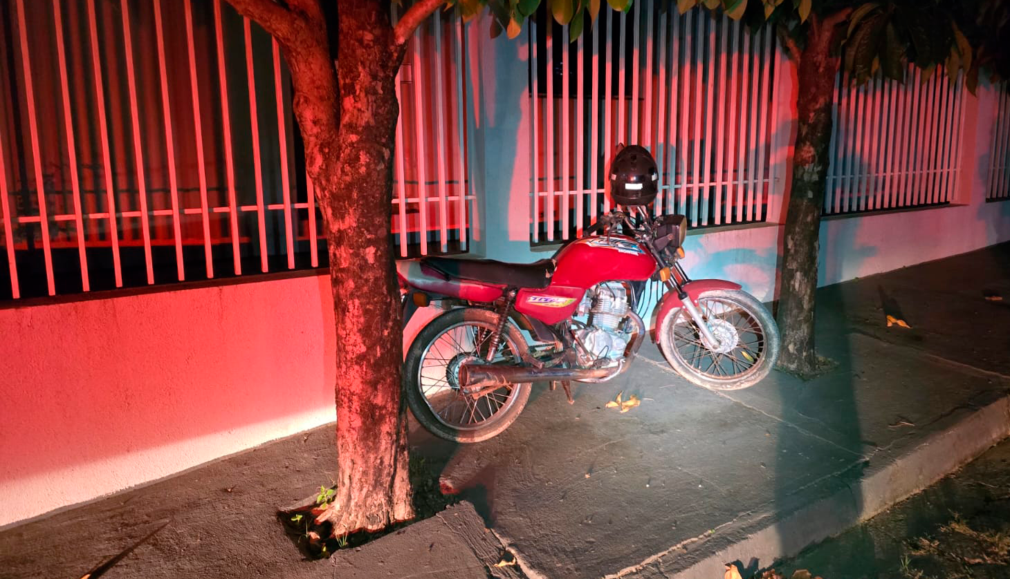JI-PARANÁ: MOTOCICLETA FURTADA É RECUPERADA PELA POLÍCIA MILITAR HORAS APÓS O CRIME