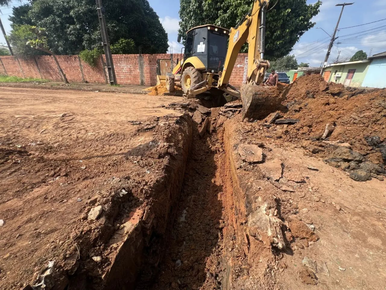 Avanço simultâneo de três serviços de drenagem no bairro Cidade do Lobo