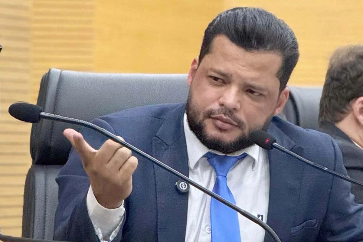 Edevaldo Neves solicita melhorias na quadra da escola estadual em Porto Velho