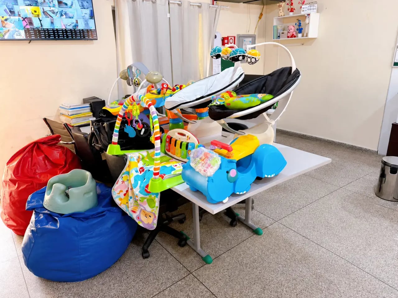 Elizângela Gonçalves, madrinha do programa, realiza doações para bebês acolhidos na Casa Criar
