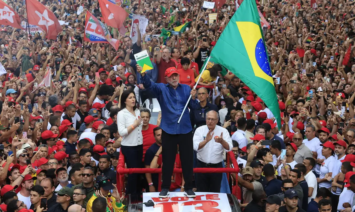 Em virada histórica, Lula é reeleito e terá o 4º mandato