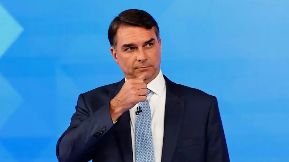 Flávio deixa a Argentina de madrugada; Trump diz que aprova entrada