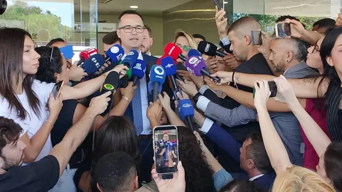 Flávio vai ao TSE sem dados sigilosos e escala Dallagnol para 'ganhar tempo'