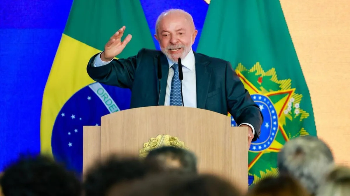 Lula anuncia que vai entregar autorização para abertura de sigilos e desafia Flávio Bolsonaro
