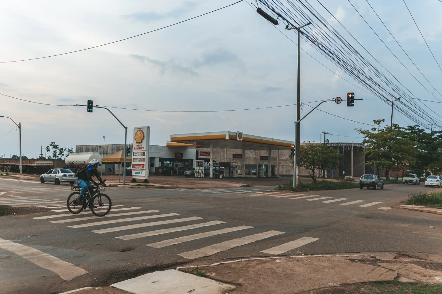 Novo semáforo é instalado na avenida Mamoré com a rua Capão da Canoa para prevenir acidentes
