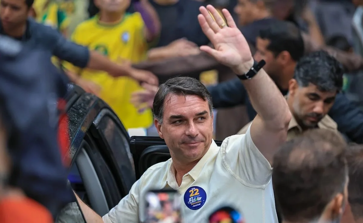 PF cancela passaportes de Flávio; paradeiro do senador segue incerto