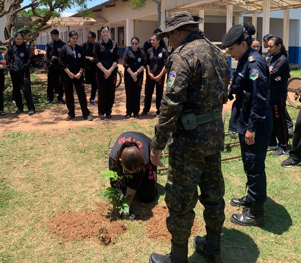 Polícia Ambiental promove educação ambiental e plantio de mudas em alusão ao Dia da Natureza