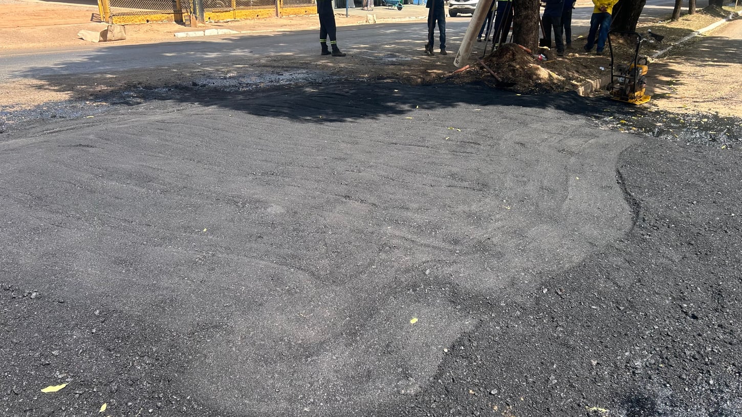 Seis vias do bairro Cohab recebem serviços de tapa-buracos