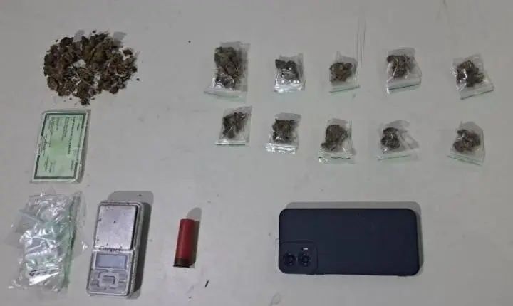 ARIQUEMES – GUARNIÇÃO DA FORÇA TÁTICA FLAGRA TRÁFICO DE DROGAS E APREENDE MUNIÇÃO