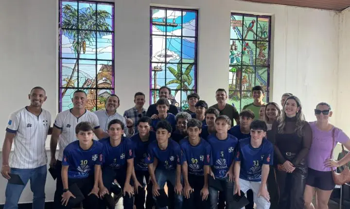 Delegação de 25 pessoas, entre atletas e comissão técnica de futebol, recebe passagens garantidas pela Prefeitura