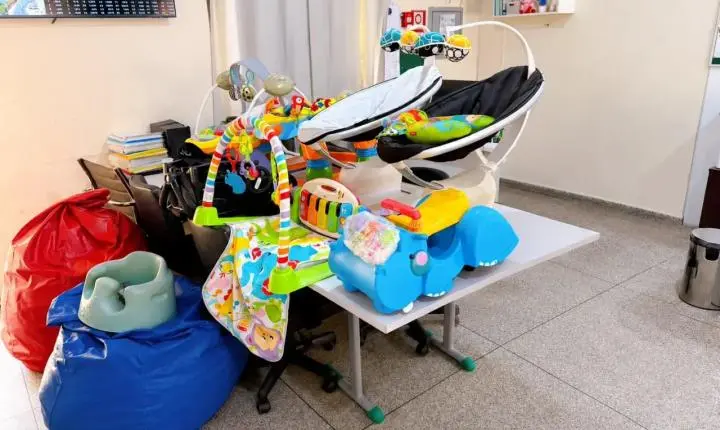 Elizângela Gonçalves, madrinha do programa, realiza doações para bebês acolhidos na Casa Criar