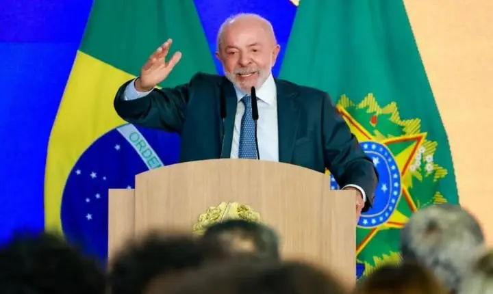 Lula anuncia que vai entregar autorização para abertura de sigilos e desafia Flávio Bolsonaro