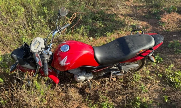 Motocicleta furtada é recuperada pela Polícia Militar em terreno baldio