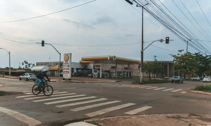 Novo semáforo é instalado na avenida Mamoré com a rua Capão da Canoa para prevenir acidentes